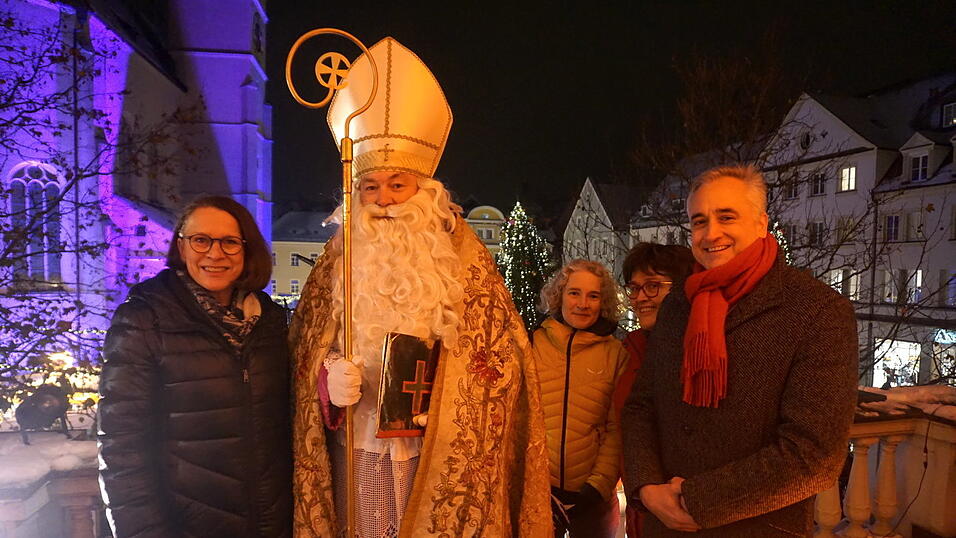 OB Gertrud Maltz-Schwarzfischer (von links) mit dem Nikolaus, Helene Sigloch (Grüne) Bernadette Dechant (CSU) und Thomas Burger (SPD) auf dem Balkon der Alten Wache.