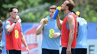 Englands Nationalspieler um Harry Kane (r) während einer Trinkpause. (Archivbild) Englands Nationalspieler um Harry Kane (r) während einer Trinkpause. (Archivbild)