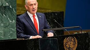 Rede vor lichten Reihen: Israels Ministerpräsident Netanjahu. Rede vor lichten Reihen: Israels Ministerpräsident Netanjahu.