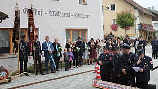 Die bittstellenden Führungskräfte der Feuerwehr Rimbach am Dorfplatz in Grafenwiesen. Die bittstellenden Führungskräfte der Feuerwehr Rimbach am Dorfplatz in Grafenwiesen.