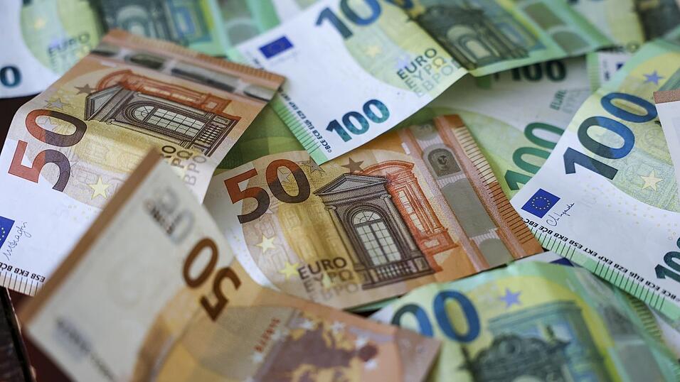Das Bundeskabinett hat den Haushalt 2027 auf den Weg gebracht. Der beschlossene Entwurf sieht höhere Ausgaben und mehr Schulden vor. Das Bundeskabinett hat den Haushalt 2027 auf den Weg gebracht. Der beschlossene Entwurf sieht höhere Ausgaben und mehr Schulden vor.