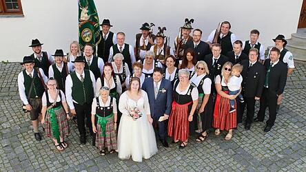 Das Brautpaar Regina und Thomas Stahl umringt von den vielen Gratulanten aus den Reihen der Blaibacher Schützen und des Schützengau Kötzting