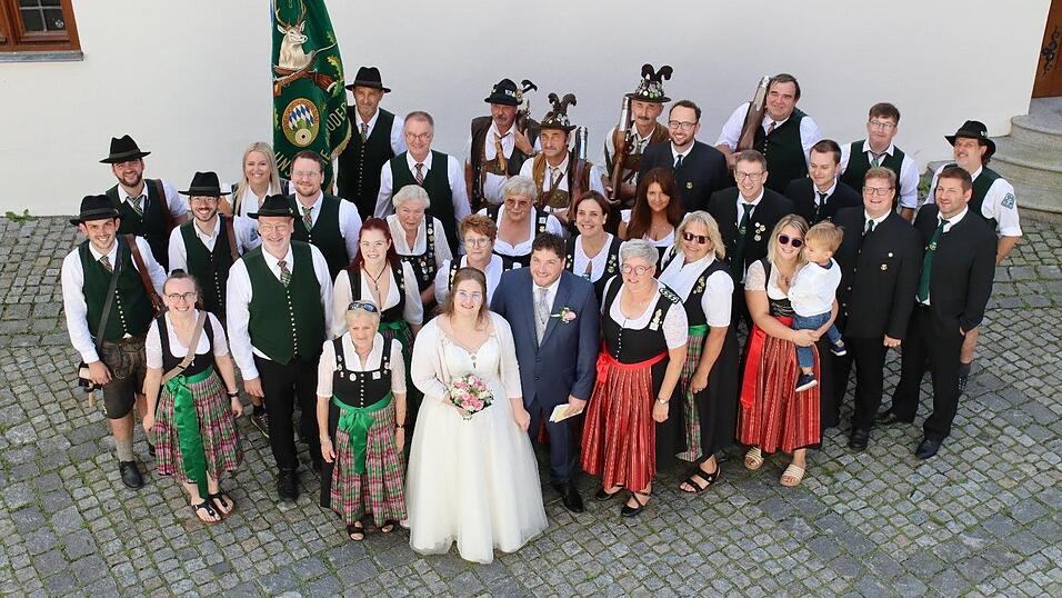 Das Brautpaar Regina und Thomas Stahl umringt von den vielen Gratulanten aus den Reihen der Blaibacher Schützen und des Schützengau Kötzting