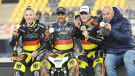 Goldige (Speedway-)Zeiten: Hannah Grunwald (von links), Mario Häusl, Norick Blödorn und Teamchef Sascha Dörner präsentieren in Torun mächtig stolz ihre WM-Medaillen.