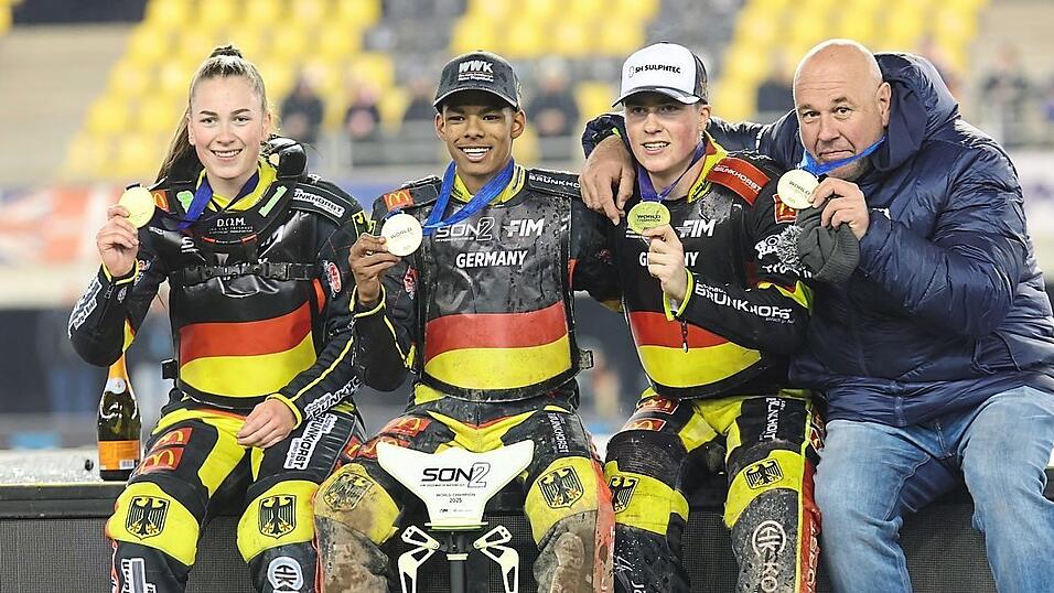 Goldige (Speedway-)Zeiten: Hannah Grunwald (von links), Mario Häusl, Norick Blödorn und Teamchef Sascha Dörner präsentieren in Torun mächtig stolz ihre WM-Medaillen.