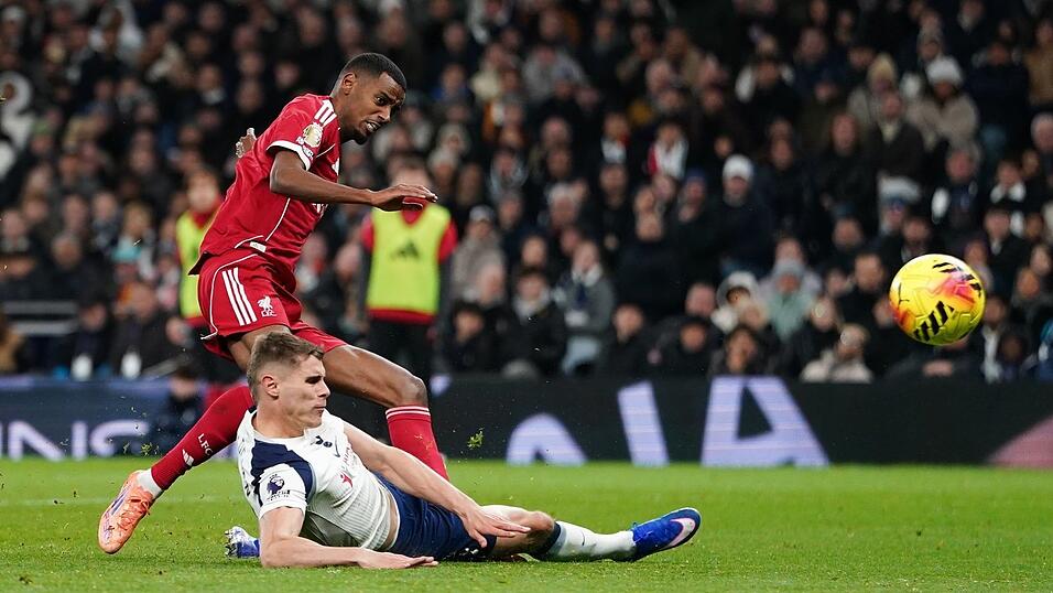 Alexander Isak trifft nach Wirtz-Vorlage - bei der Szene verletzt sich der St&uuml;rmer aber auch.