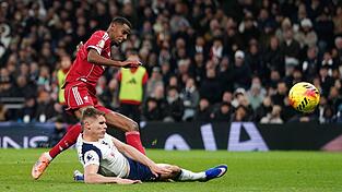 Alexander Isak trifft nach Wirtz-Vorlage - bei der Szene verletzt sich der St&uuml;rmer aber auch.