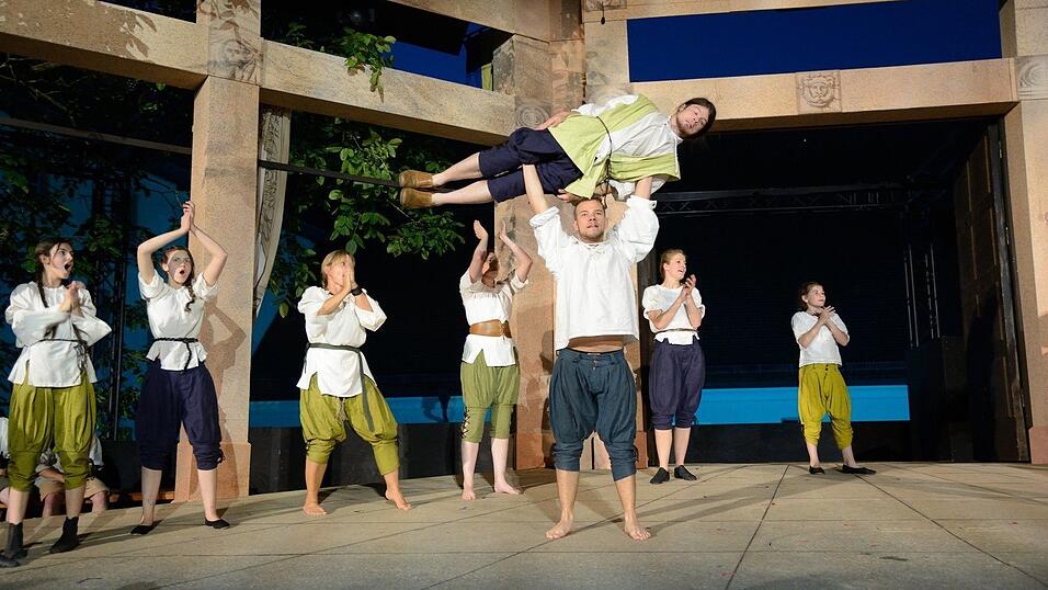 In der Pause hatte die Showtanzgruppe 'Flip Flops' Zeit, ihr ganzes Können zu präsentieren. (Fotos: Ulli Scharrer) In der Pause hatte die Showtanzgruppe 'Flip Flops' Zeit, ihr ganzes Können zu präsentieren. (Fotos: Ulli Scharrer)