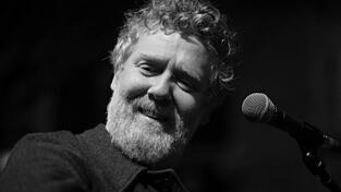 Der Ire Glen Hansard starb im Alter von 56 Jahren. Der Ire Glen Hansard starb im Alter von 56 Jahren.