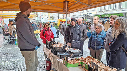 Stadtvertreter am Freitag in der Neustadt: Bei einem Rundgang erl&auml;uterte Claudia Vogl (Mitte), was den Landshuter Wochenmarkt einzigartig macht.