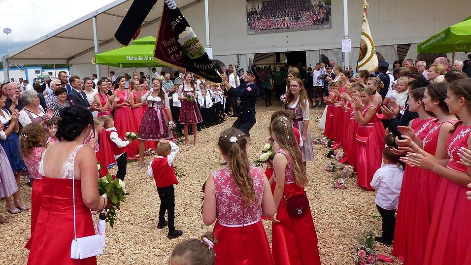 Auch beim Einzug ins Festzelt gaben die Fahnenschwenker ihr Bestes.