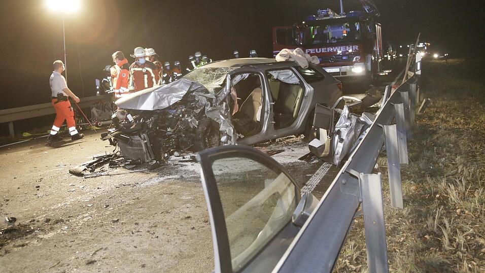 Bei dem Unfall bei Egglkofen wurden mehrere Personen schwer verletzt. Bei dem Unfall bei Egglkofen wurden mehrere Personen schwer verletzt.