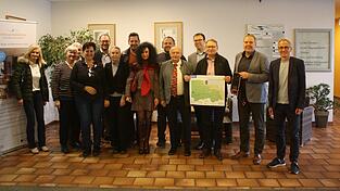 Die Unternehmer der Verkehrsgemeinschaft Landkreis Cham (VLC) im Foyer des Kolpinghauses. Die Unternehmer der Verkehrsgemeinschaft Landkreis Cham (VLC) im Foyer des Kolpinghauses.