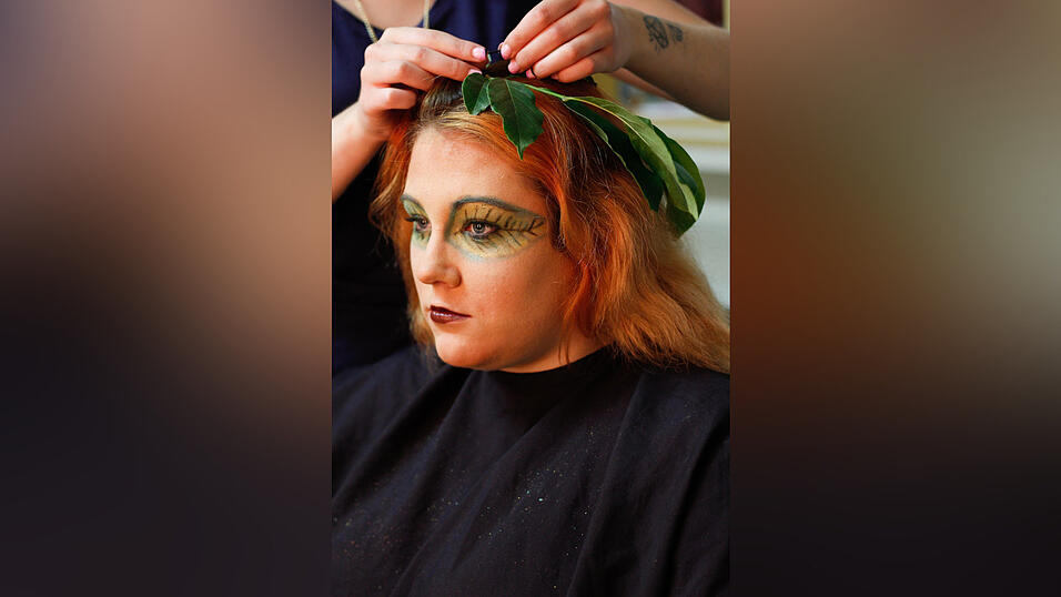 9. In die zerzausten Haare steckt Jacqueline mit Haarnadeln echte Blätter. (Foto: Susanne Raith) 9. In die zerzausten Haare steckt Jacqueline mit Haarnadeln echte Blätter. (Foto: Susanne Raith)