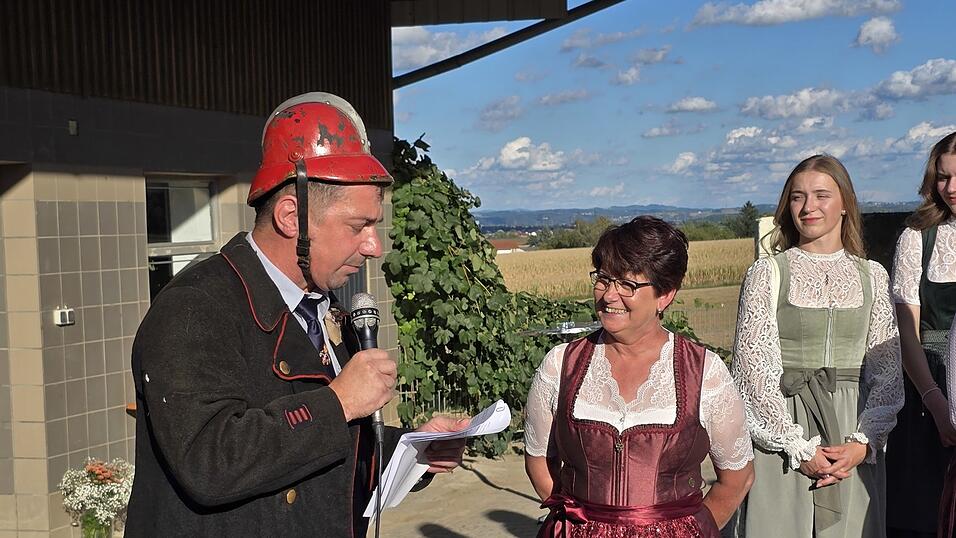 In bester Entertainer-Qualität bat Martin Helldobler (l.) die von ihm als „Herzstück“ betitelte Irene Kastenmeier um das „Ja“ als Festmutter. In bester Entertainer-Qualität bat Martin Helldobler (l.) die von ihm als „Herzstück“ betitelte Irene Kastenmeier um das „Ja“ als Festmutter.