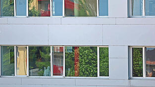 Forensiker sichern Spuren in einem Klassenzimmer der Schule.