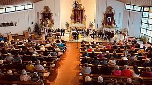 Unser Leid sei nicht sinnlos, es ende mit Christus im ewigen Leben, so Pfarrer Johann Wutz zu Beginn des Passionssingens.