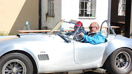Ulrike und Wolfgang Holzapfel aus Abensberg fuhren mit ihrer &bdquo;Cobra&ldquo;, einem britischen Sportwagen, beim 2. Oldtimer-Weekend des Tourismusverbandes Kelheim mit.