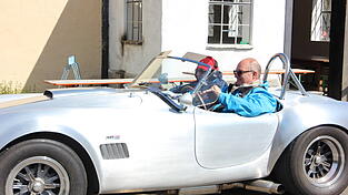 Ulrike und Wolfgang Holzapfel aus Abensberg fuhren mit ihrer &bdquo;Cobra&ldquo;, einem britischen Sportwagen, beim 2. Oldtimer-Weekend des Tourismusverbandes Kelheim mit.