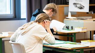 Schulaufgaben bleiben, aber neue Prüfungsformate kommen dazu. (Symbolbild) Schulaufgaben bleiben, aber neue Prüfungsformate kommen dazu. (Symbolbild)