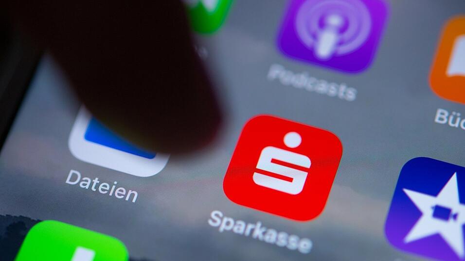 Nur mit der Kontonummer können Betrüger noch keinen Unfug anstellen. Wer aber einem unbekannten Anrufer eine TAN-Nummer am Telefon mitteilt, braucht sich nicht wundern, wenn sich der andere an seinem Konto bedient.