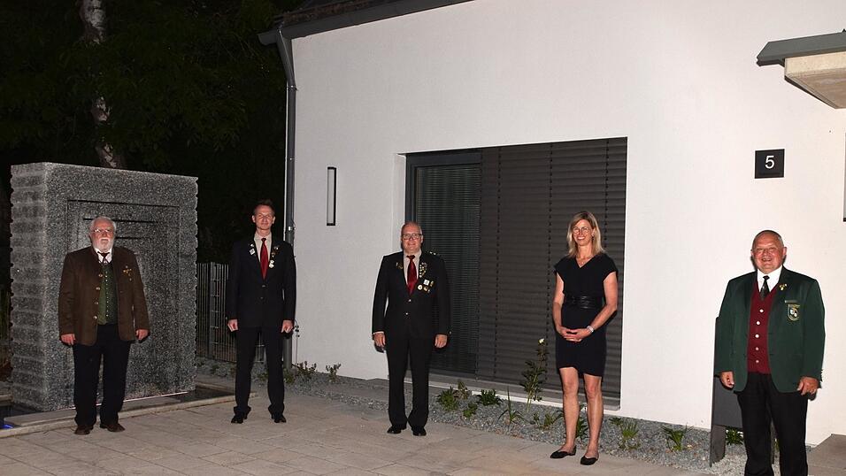 Nach den Neuwahlen: Gausch&uuml;tzenmeister Gerhard Schipper (v.l.) mit dem neuen Sch&uuml;tzenmeister Alexander Unger, dem scheidenden Sch&uuml;tzenmeister Franz Niedermaier, B&uuml;rgermeisterin Elisabeth Winklmaier-Wenzl und dem Bezirkssch&uuml;tzenmeister Hans Hainthaler.