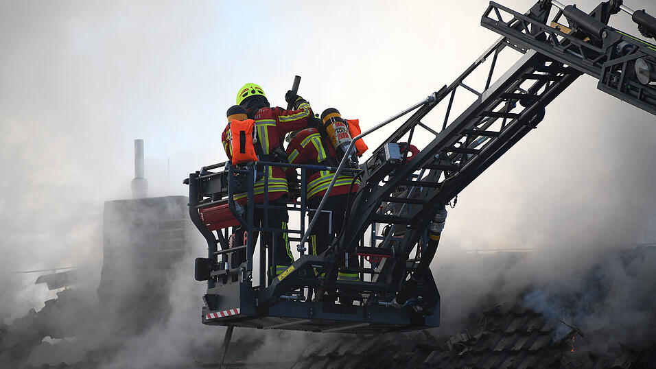 Ein Großaufgebot der Feuerwehr bekämpfte den Dachstuhlbrand. 