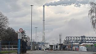 Noch etwas dünn ist der weiße Rauch, der die Rübenverarbeitung anzeigt. Ab Mittwoch solls über Plattling wieder in gewohnter Fülle dampfen. Noch etwas dünn ist der weiße Rauch, der die Rübenverarbeitung anzeigt. Ab Mittwoch solls über Plattling wieder in gewohnter Fülle dampfen.