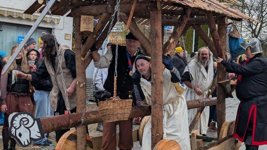 Manchmal w&uuml;nscht man sich einen Rammbock . . . Wie hier gesehen beim Faschingszug in Haselbach.