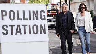 Der britische Premier Keir Starmer und seine Frau Victoria auf dem Weg zum Wahllokal.