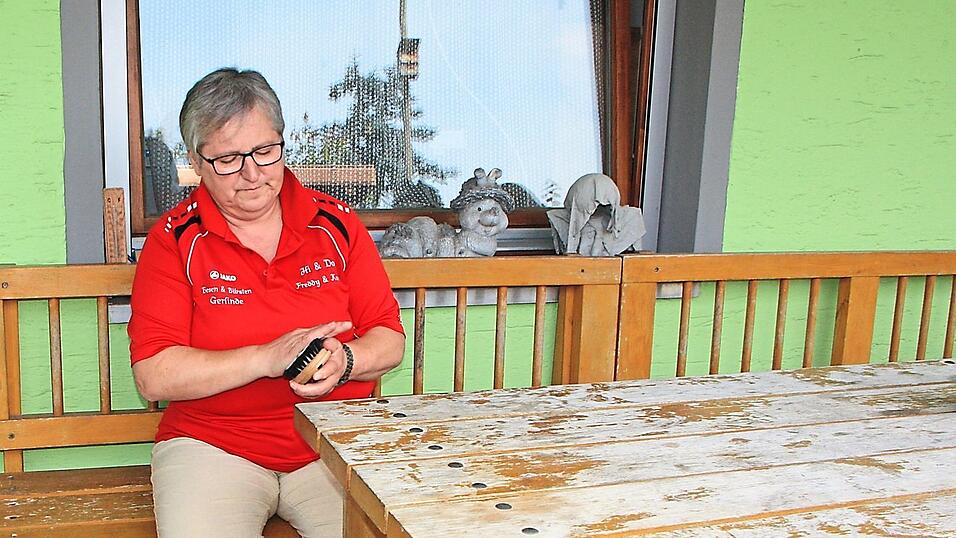 Auf ihrem Gredbangerl schaut Gerlinde Hartl gerade, ob die Haare in dieser Bürste festsitzen oder herausfallen. Auf ihrem Gredbangerl schaut Gerlinde Hartl gerade, ob die Haare in dieser Bürste festsitzen oder herausfallen.