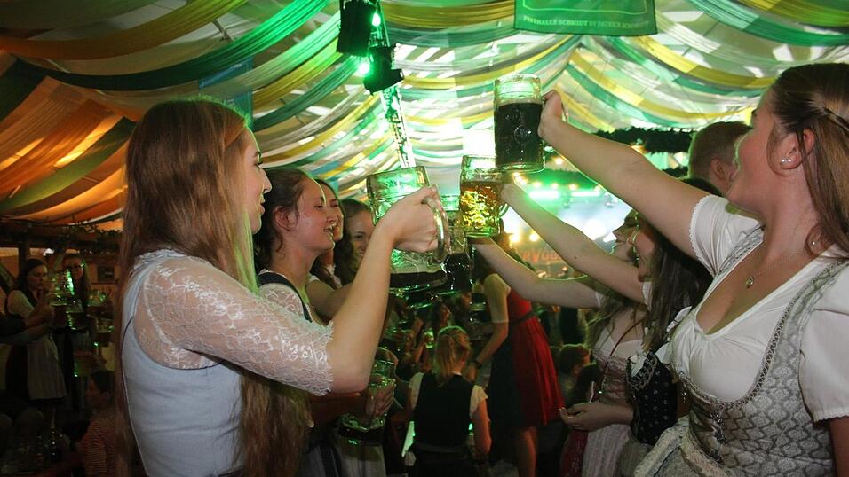 Auch am Samstagabend strömten viele Landshuter zur Dult. Auch am Samstagabend strömten viele Landshuter zur Dult.