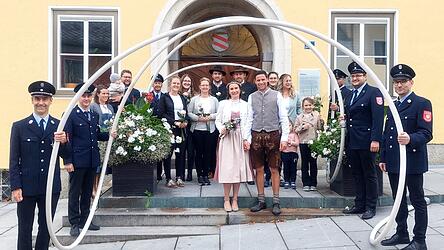 Die Feuerwehr hatte sich mit Schläuchen zum Spalier aufgestellt.