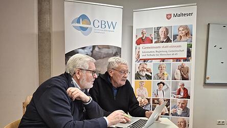 Franz Pachner (links) erkl&auml;rt beim &bdquo;IT-Caf&eacute;&ldquo; Thomas Kemme die Ordnerstrukturen am Laptop - bei Fragen kann sich Kemme einfach an Pachner wenden; direkt und ohne Umwege.