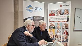 Franz Pachner (links) erkl&auml;rt beim &bdquo;IT-Caf&eacute;&ldquo; Thomas Kemme die Ordnerstrukturen am Laptop - bei Fragen kann sich Kemme einfach an Pachner wenden; direkt und ohne Umwege.