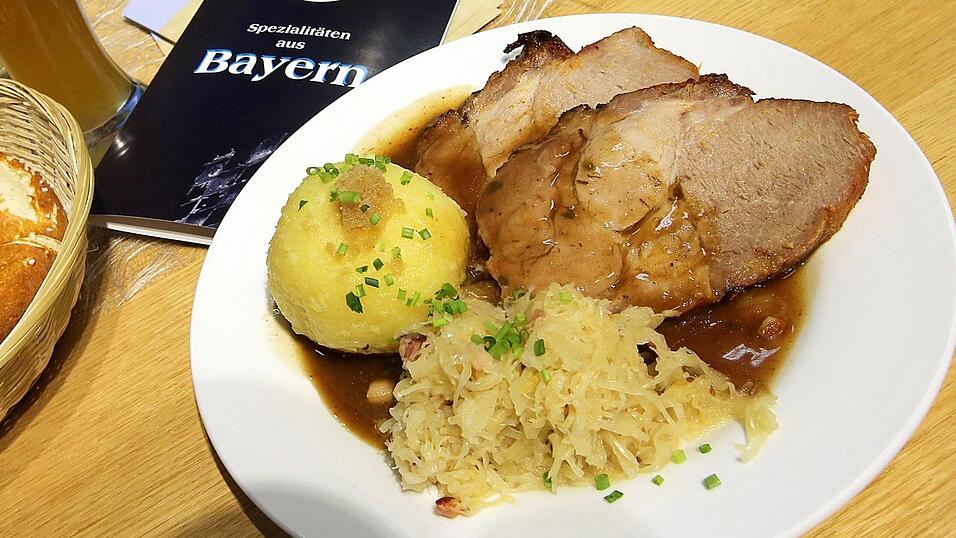 In der Bayernhalle auf der Gr&uuml;nen Woche in Berlin (Archivbild) wei&szlig; man, wie ein Schweinsbraten ausschaut.