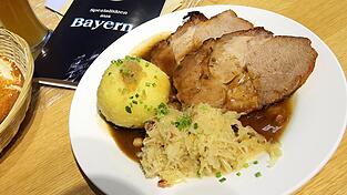 In der Bayernhalle auf der Gr&uuml;nen Woche in Berlin (Archivbild) wei&szlig; man, wie ein Schweinsbraten ausschaut.