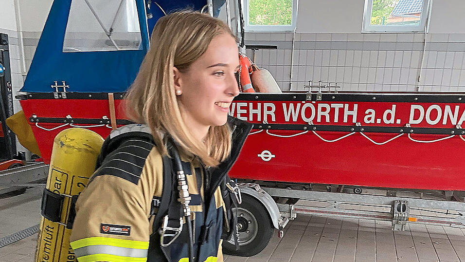 Etwa 15 Kilo wiegt die Sauerstoffflasche. Nur zum Testen, f&uuml;r etwa 20 Meter, haben die W&ouml;rther Feuerwehrler unserer Volont&auml;rin die Flasche aufgesetzt. Und diese 20 Meter haben ihr gereicht.