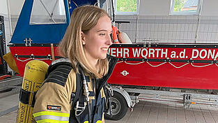 Etwa 15 Kilo wiegt die Sauerstoffflasche. Nur zum Testen, für etwa 20 Meter, haben die Wörther Feuerwehrler unserer Volontärin die Flasche aufgesetzt. Und diese 20 Meter haben ihr gereicht. Etwa 15 Kilo wiegt die Sauerstoffflasche. Nur zum Testen, für etwa 20 Meter, haben die Wörther Feuerwehrler unserer Volontärin die Flasche aufgesetzt. Und diese 20 Meter haben ihr gereicht.