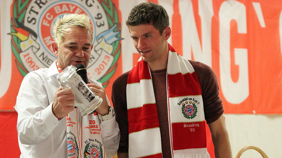 Thomas Müller besuchte am Sonntagnachmittag den 'FC Bayern-Fanclub Straubing '93'. (Foto: Fabian Roßmann) Thomas Müller besuchte am Sonntagnachmittag den 'FC Bayern-Fanclub Straubing '93'. (Foto: Fabian Roßmann)
