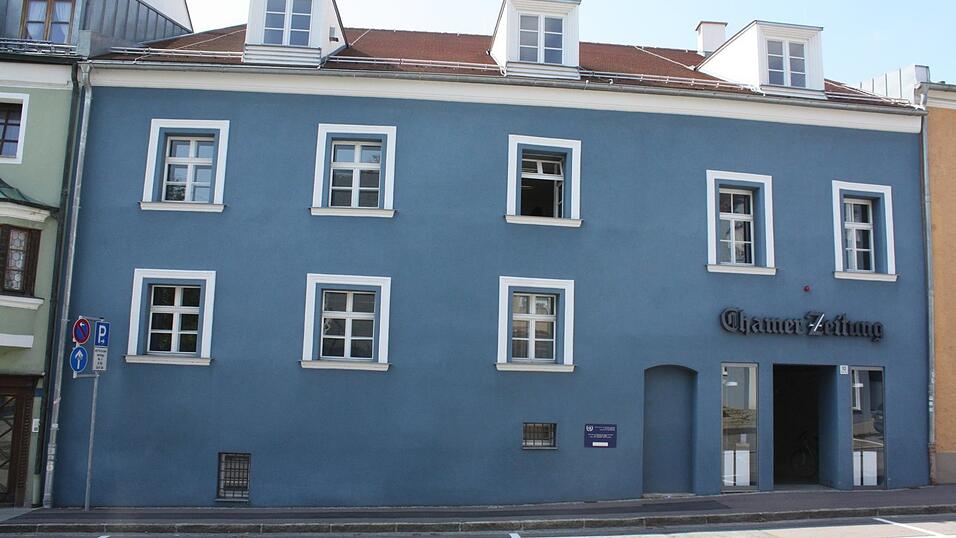 Das Blaue Haus ist seit 2017 die Heimat der Chamer Zeitung. Zum Jubiläum bekommen angemeldete Besucher einen Blick in die Räume, wo täglich neue Nachrichten produziert werden. Das Blaue Haus ist seit 2017 die Heimat der Chamer Zeitung. Zum Jubiläum bekommen angemeldete Besucher einen Blick in die Räume, wo täglich neue Nachrichten produziert werden.