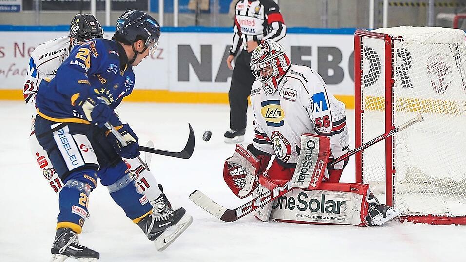 Neuzugang Stepan Lukes (rechts) hat den EV Landshut vor allem im zweiten Drittel mit starken Paraden im Spiel gehalten und war einer der Sieggaranten zum Saisonauftakt. Neuzugang Stepan Lukes (rechts) hat den EV Landshut vor allem im zweiten Drittel mit starken Paraden im Spiel gehalten und war einer der Sieggaranten zum Saisonauftakt.
