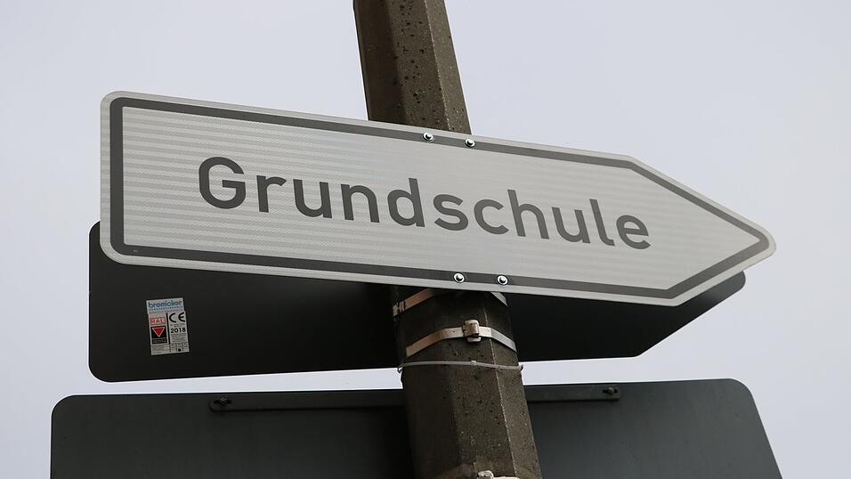 Einzelne Grundschulklassen werden derzeit im Churermodell unterrichtet. Es ist nicht ganz klar, welche Möblierung deren Räume benötigen. Einzelne Grundschulklassen werden derzeit im Churermodell unterrichtet. Es ist nicht ganz klar, welche Möblierung deren Räume benötigen.