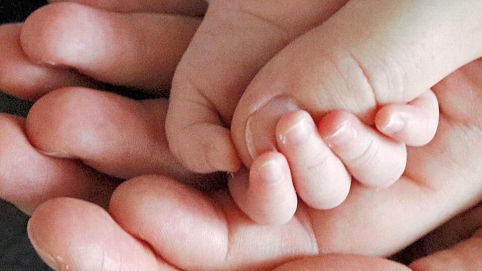 Das kleine Mädchen ist schwer krank. Die Ärzte suchen immer noch nach der Ursache. Das kleine Mädchen ist schwer krank. Die Ärzte suchen immer noch nach der Ursache.