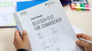Zuwanderer haben in Deutschland und anderen Ländern weniger Chancen auf Gutverdiener-Jobs. (Archivbild)