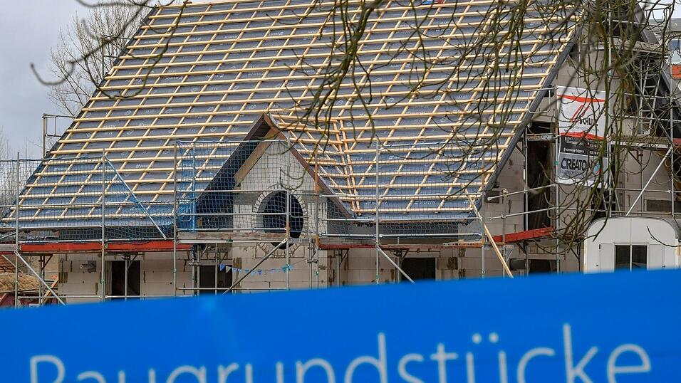 Der Traum vom Eigenheim - gerade im teuren Bayern bleibt er f&uuml;r viele Menschen unerschwinglich. Das wollen die Gr&uuml;nen nun &auml;ndern. (Illustration)