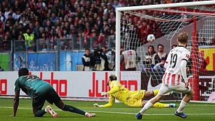 Rein ins Freiburger Gl&uuml;ck: Niklas Beste trifft sehenswert zum 1:0.