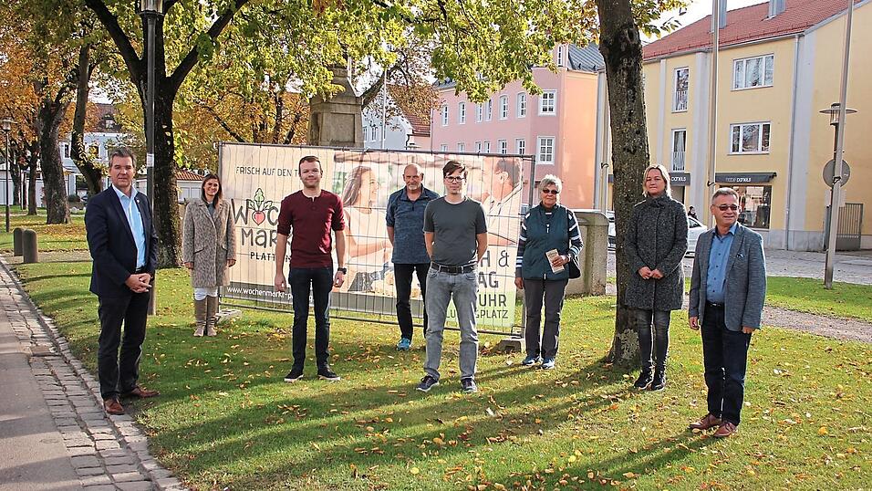 B&uuml;rgermeister Hans Schmalhofer (v. l.), Kulturamtsleiterin Kathrin Tost, die Marktstandbetreiber Ralph Seider (B&auml;ckerei), Richard Resch und Rosemarie Wanninger (Obst und S&uuml;dfr&uuml;chte Wanninger), Michael Betzinger (B&auml;ckerei), Andrea Zitterbart (Ordnungsamt) und der Gesch&auml;ftsleiter der Stadt, Josef Hofmeister.