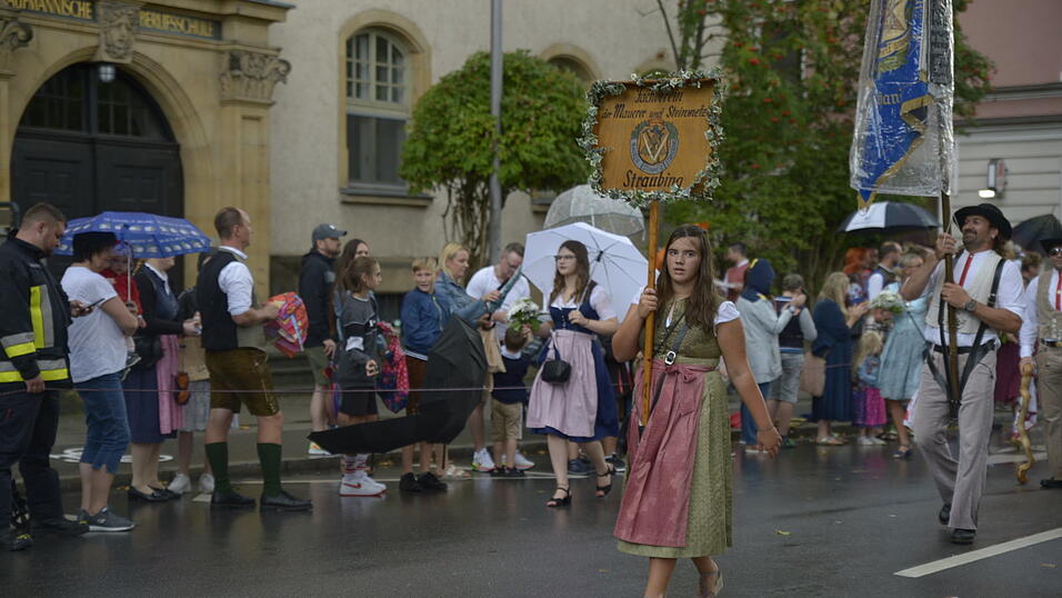 Zahlreiche Musik- und Trachtengruppen zogen nach dreij&auml;hriger Pause am Freitagabend zum Festplatz Am Hagen.&nbsp;