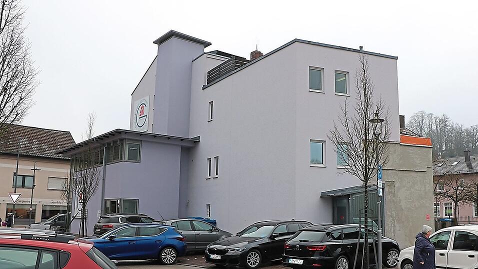 Im r&uuml;ckw&auml;rtigen Bereich gen Westen mit den Parkpl&auml;tzen wird das Apothekengeb&auml;ude erweitert und bekommt im Norden zudem im Bereich des Nebeneingangs ein Treppenhaus angegliedert.